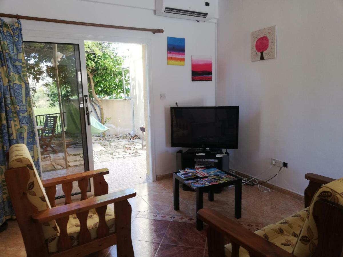 Chriselina Gottage Apartment Paphos Bagian luar foto